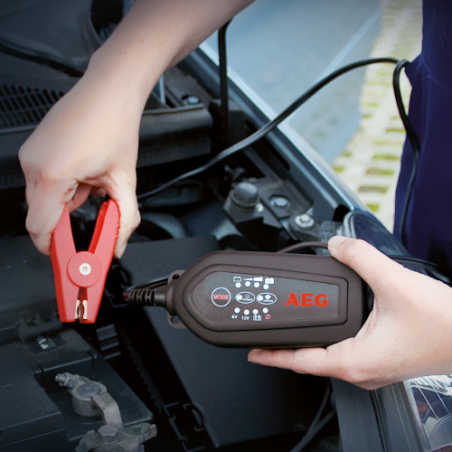 Tester acumulator AEG (partener Sprinter Distribution), utilizat pentru a verifica bateria la o mașină.