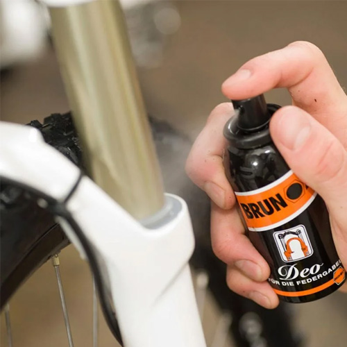 Soluție tehnică Brunox Deo spray, utilizat pe furca unei biciclete pentru a fi protejată de murdărie.