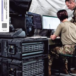 Copertă Catalog Peli Rack Cases, în care o valiză cu cadru Peli protejează echipamentul electronic militar.