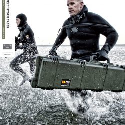 Copertă Catalog Peli Storm Cases, în care un soldat își transportă în siguranță arma de foc într-o valiza Peli Storm.