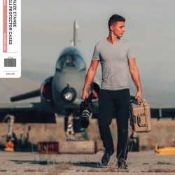 Copertă Catalog Valize Etanșe Peli, în care un fotograf își transportă în siguranță echipamentul într-o valiză etanșă Peli.