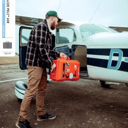 Copertă Catalog Valize Peli Air, în care un pilot de avion își transportă echipamentul de lucru într-o valiză Peli Air.
