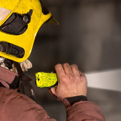 Lanternă submersibilă Antiex Peli, utilizată de către un pompier într-o intervenție